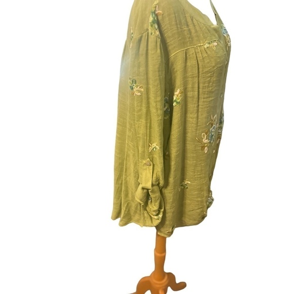 Fig & Flower Green Floral Embroidered 1x Rolled Sleeve Button Front Blouse - Picture 4 of 5